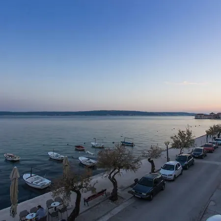 Seafront Apartment In Historical Cippico Castle Kastela Exterior photo
