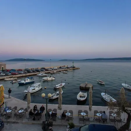 Seafront Apartment In Historical Cippico Castle Kastela Exterior photo