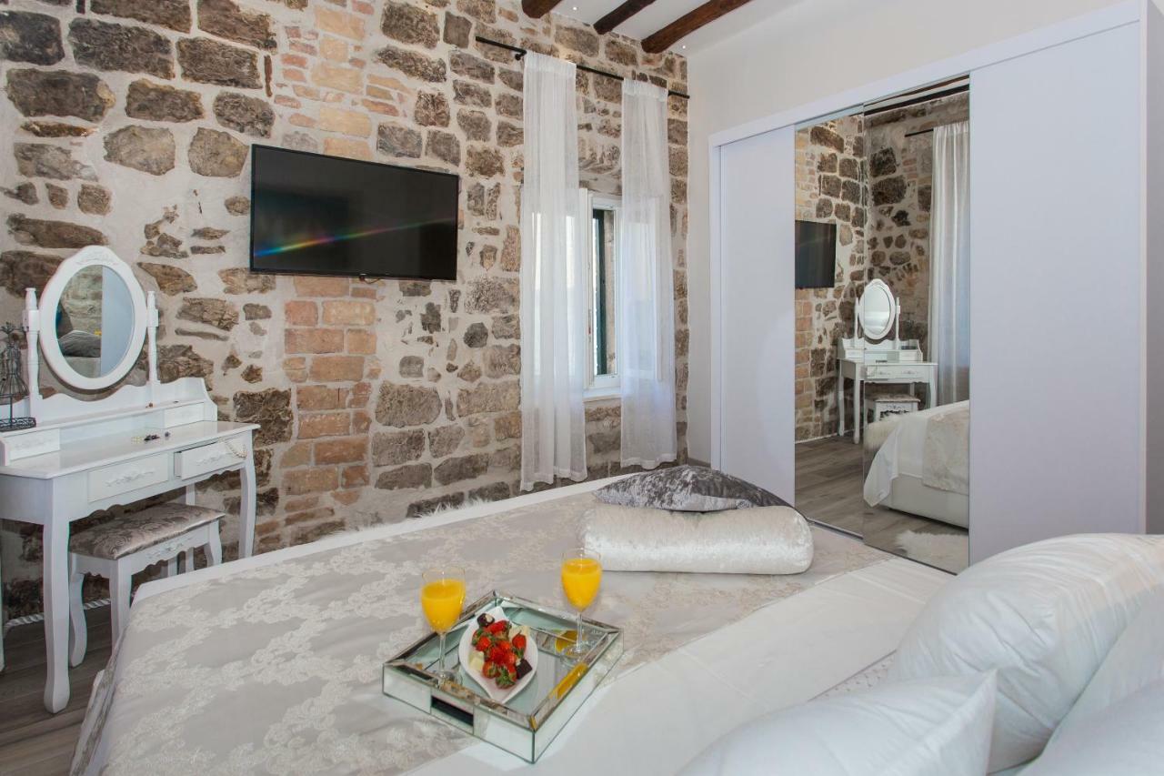 Seafront In Historical Cippico Castle Apartment Kastela
