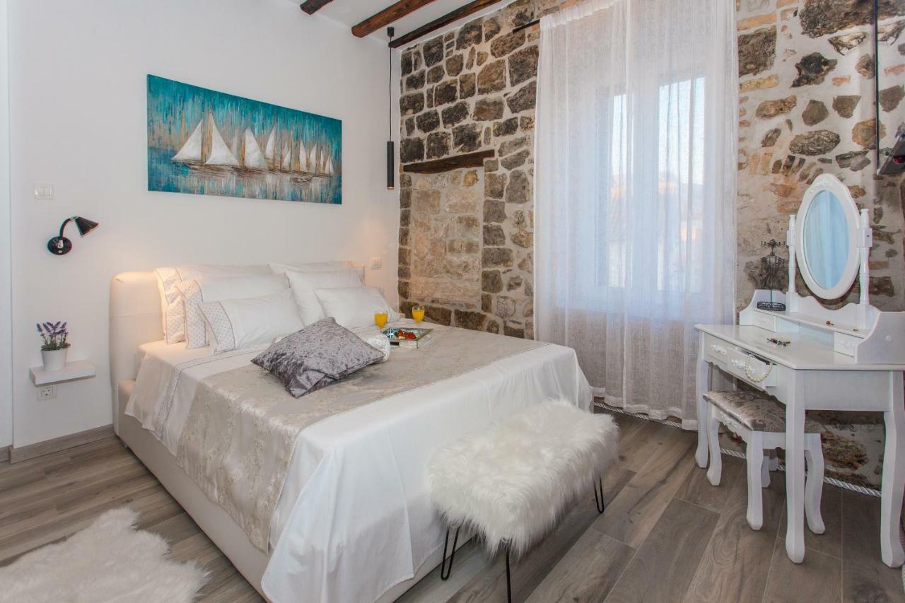 Apartment Seafront In Historical Cippico Castle Kastela