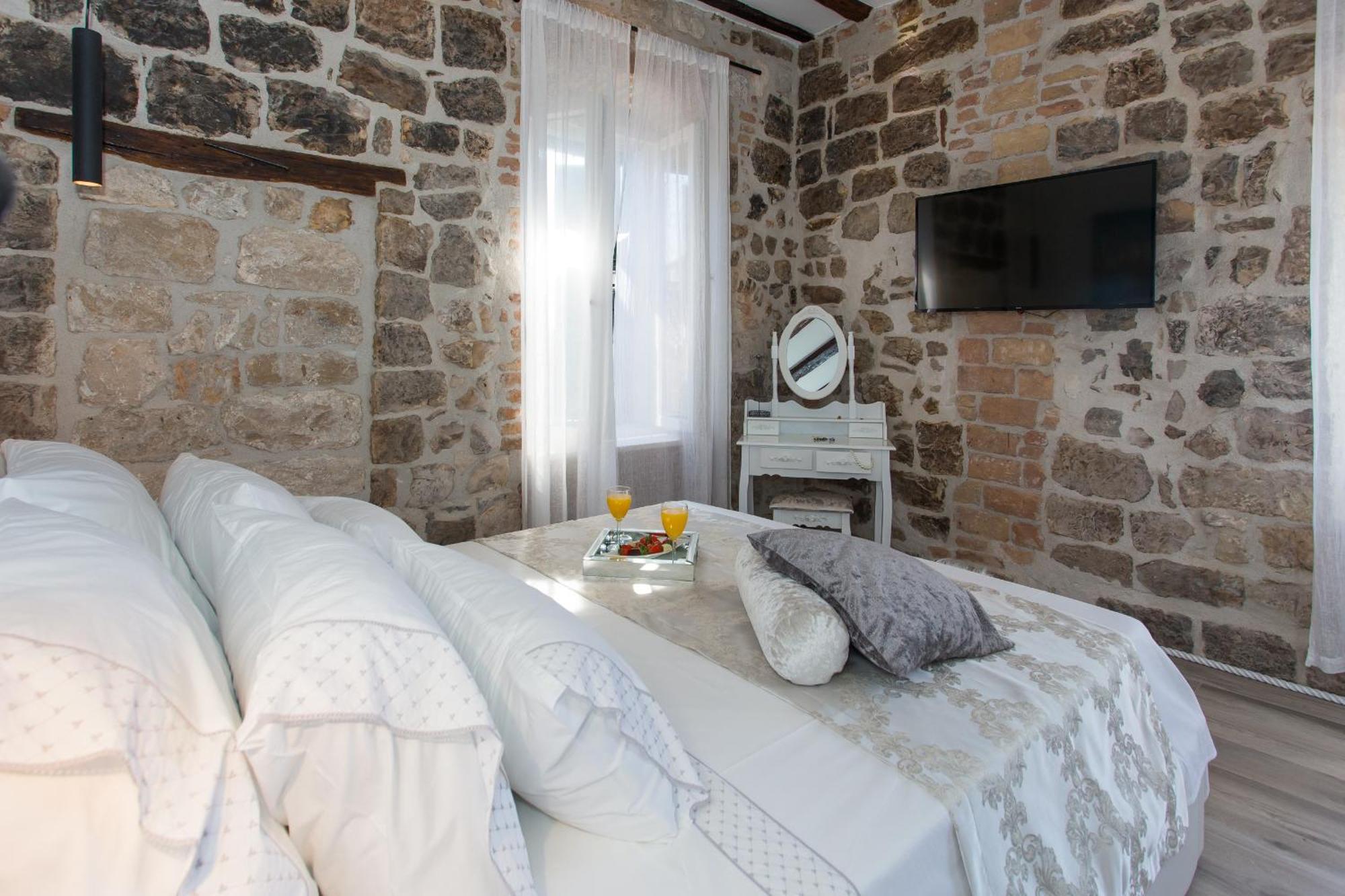 Apartment Seafront In Historical Cippico Castle *