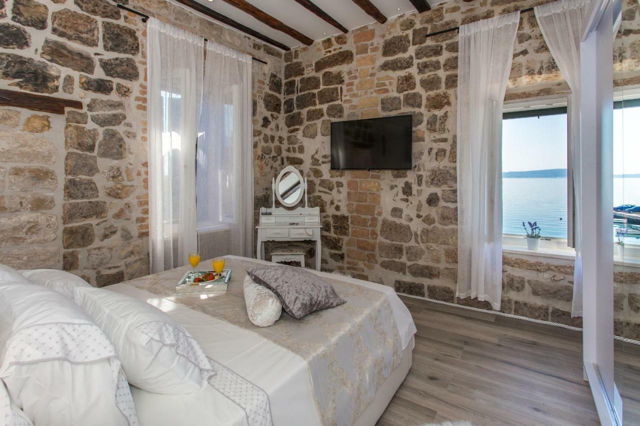 Apartment Seafront In Historical Cippico Castle Kastela