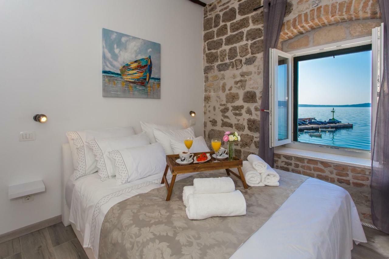 Apartment Seafront In Historical Cippico Castle *